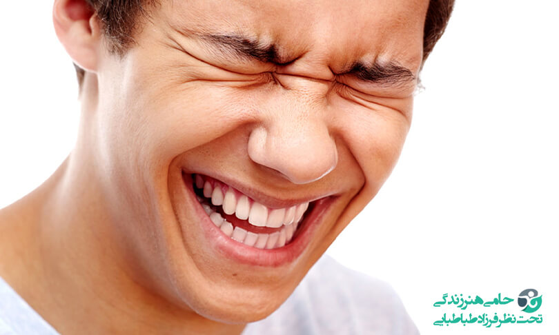 درمان خنده عصبی,خنده عصبی چیست؟,چرا وقتی عصبی هستیم می خندیم؟,رویکردهای درمانی خنده عصبی,درمان برای بیماری های زمینه ای خنده عصبی