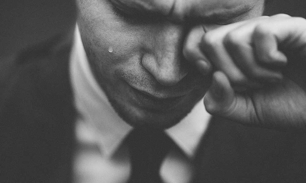 گریه کردن مردان | علل و نشانه های گریه کردن مرد