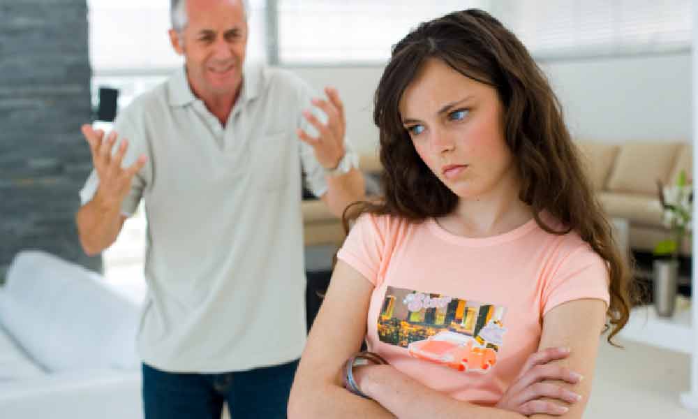 رفتار پدر با دختر |  رابطه پدر و دختر چگونه باید باشد؟