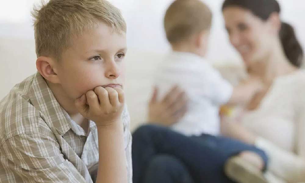 حسادت فرزند اول | نشانه ها، علل و راه های کاهش حسادت فرزند اول