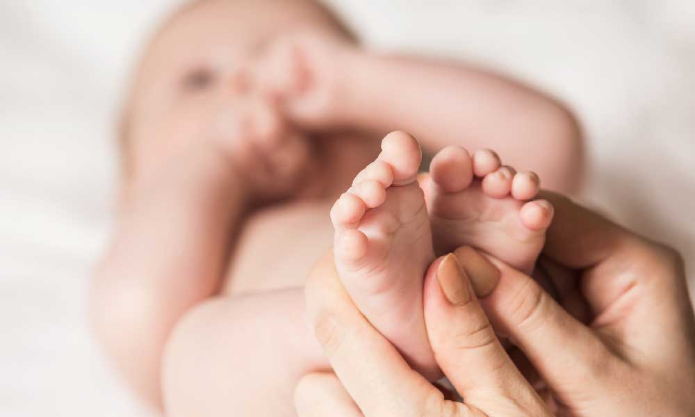 ماساژ نوزاد | فوائد و زمان مناسب ماساژ نوزاد