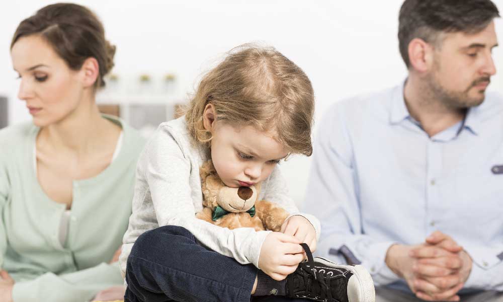 با کودکان طلاق چگونه برخورد کنیم | راهنمای اصلاح رفتار با کودک طلاق