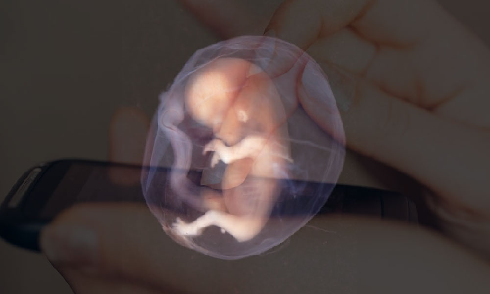 موبایل در بارداری | ضررها و عوارض استفاده از موبایل بر روی جنین