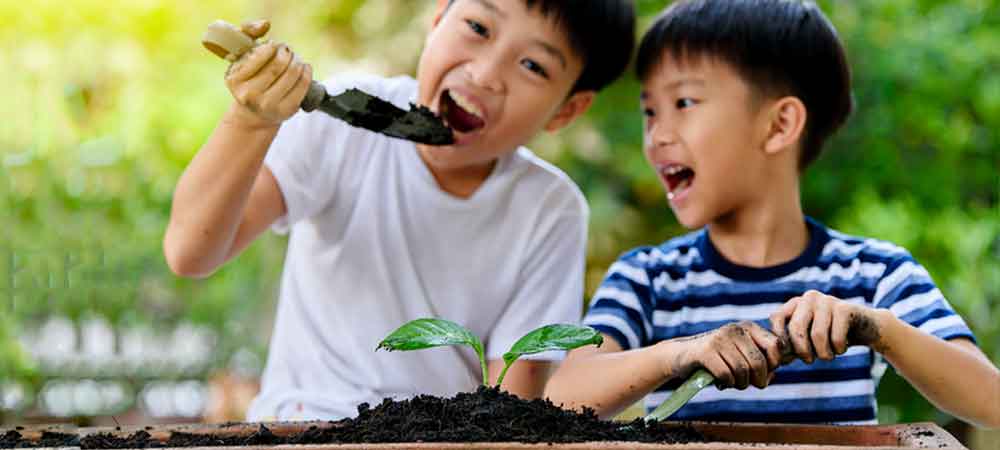 خوردن خاک در چه کودکانی دیده می شود؟