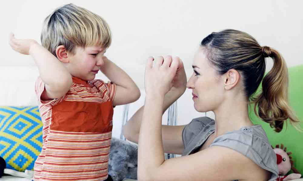 علل و راه های جلوگیری از دست بزن داشتن در کودکان 2 ساله