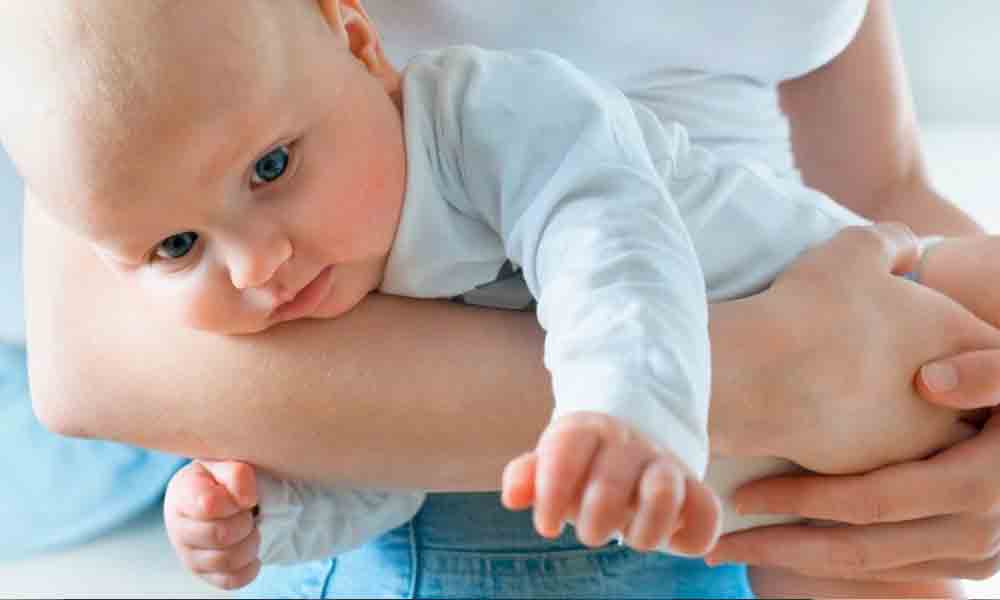آروغ گرفتن نوزاد | زمان و نحوه آروغ گرفتن از نوزاد