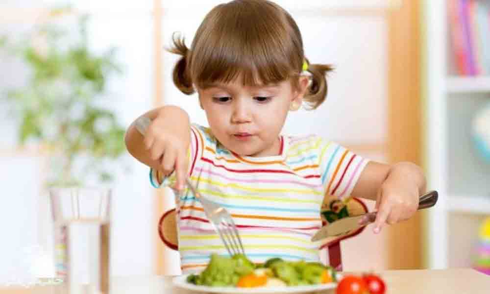چگونه به کودک آموزش دهیم خودش غذا بخورد