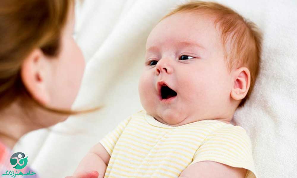 اولین واکنش نوزاد به اسم خود در چه سنی و چگونه اتفاق می‌افتد؟
