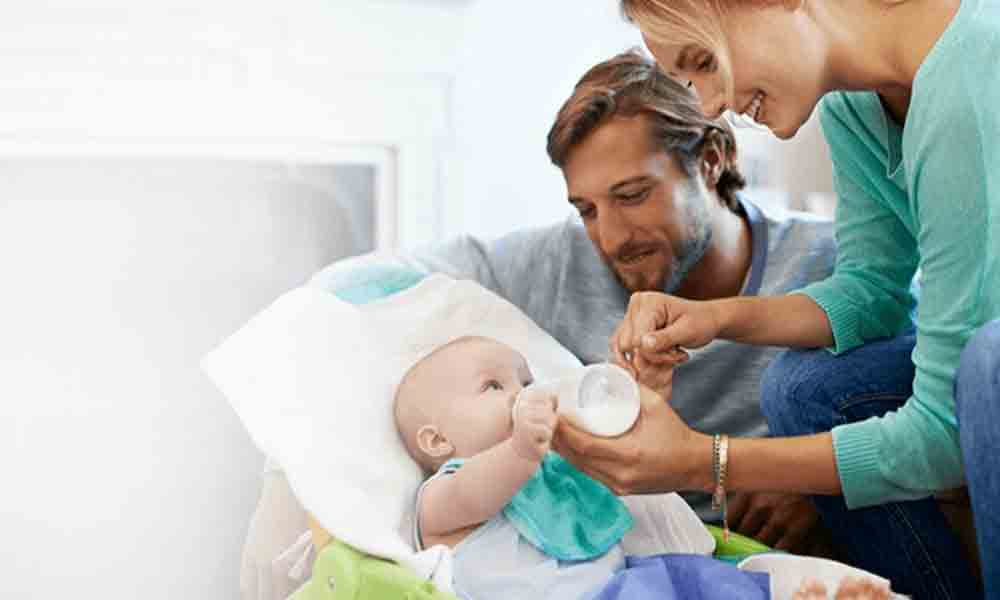 بالا آوردن شیر نوزاد | نشانه ها، علل و درمان استفراغ نوزاد