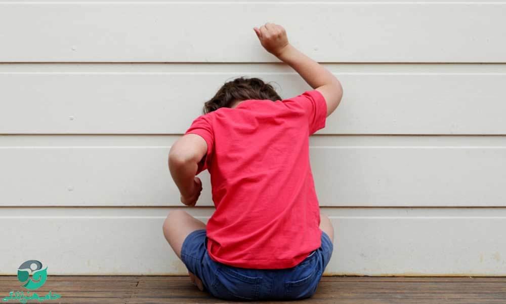خودآزاری در کودکان اوتیسم | علت خودزنی ها در کودک اتیسم