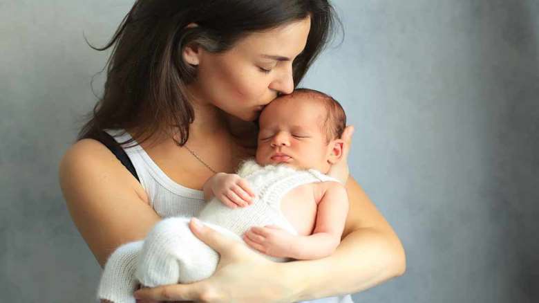 بوسیدن نوزاد | فواید و ضرر های بوسیدن نوزاد