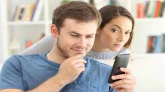 چک کردن گوشی همسر | گوشی همسرم را چک کنم یا نه ؟
