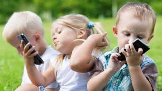 استفاده کودک از موبایل | اثرات منفی موبایل بر کودکان
