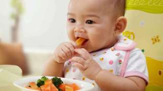 شروع غذای کمکی نوزاد | چگونگی و بهترین زمان شروع