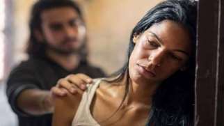 خیانت زنان | دلایل، نشانه‌ها و واکنش مناسب به خیانت زنان