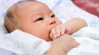 مکیدن انگشت نوزاد | بازتاب، عوارض و راه های جلوگیری از مکیدن انگشت