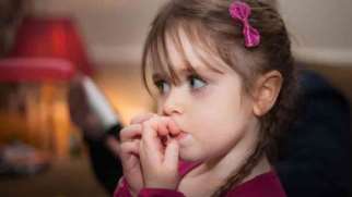 ناخن جویدن کودکان | علت ها و روش های درمان ناخن جویدن کودکان