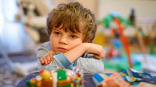 بازی نکردن کودک | علل و موانع بازی کردن کودکان