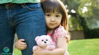ترس از غریبه ها در کودکان | راهکارهایی برای کاهش ترس کودک از دیگران
